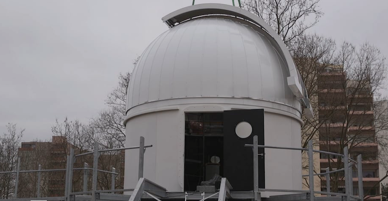 Pose de la coupole de l'observatoire astronomique