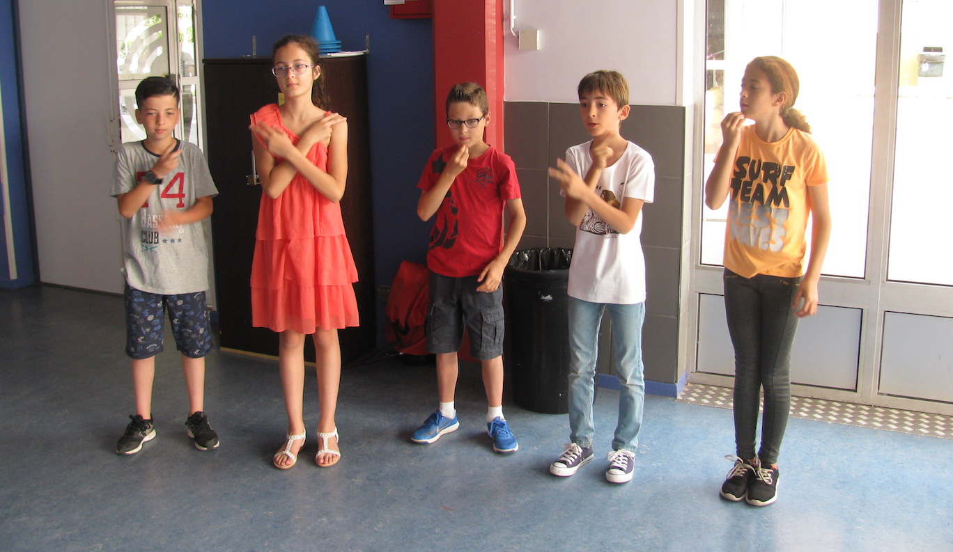 Les écoliers de Langevin allient le chant aux gestes